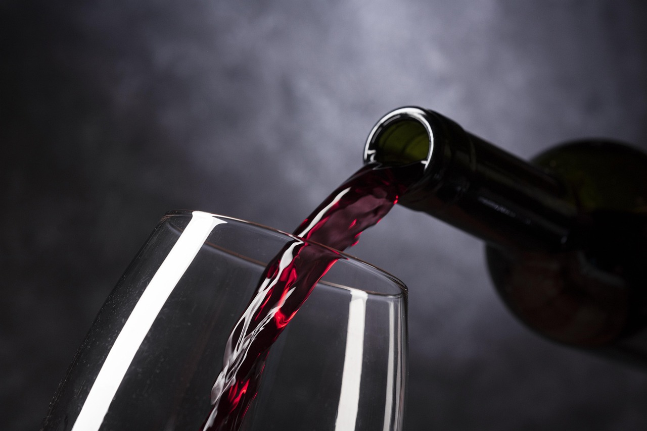 Rotwein wird eingeschenkt