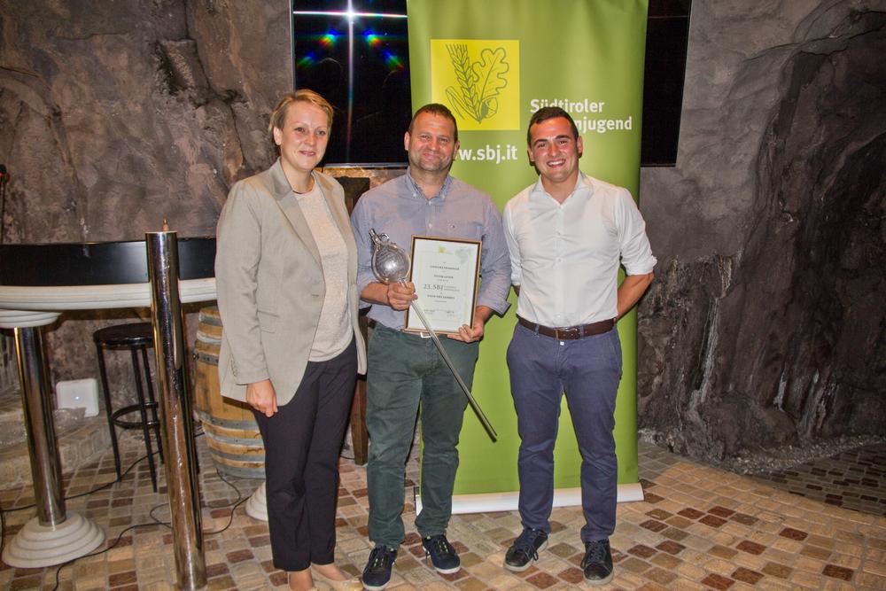 Der „Wein des Jahres 2022“ bekam einen Weinheber als Pokal: Peter Geier (Bildmitte) mit SBJ-Landesleiterin Angelika Springeth und SBJ-Landesobmann Raffael Peer 